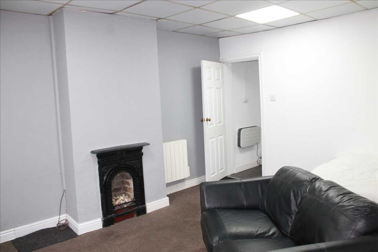 Studio to rent in Tonge Old Road, Bolton - Property Image 1