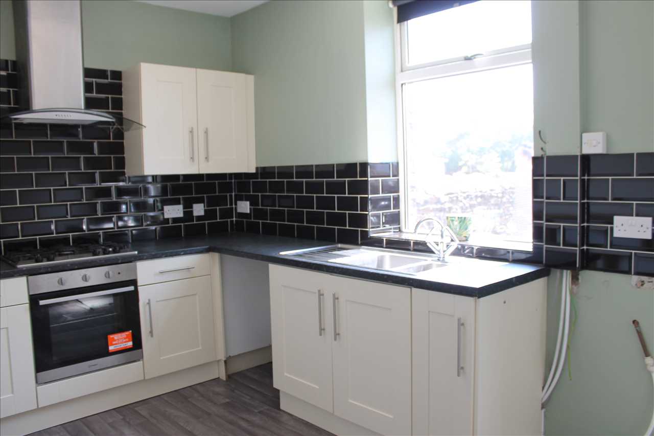 2 bed terraced to rent in Park Road, Adlington 3