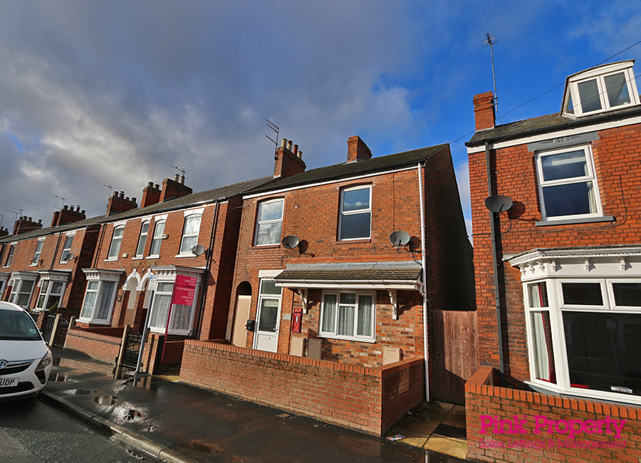 2 bed flat to rent in Grovehill Road, Beverley 1